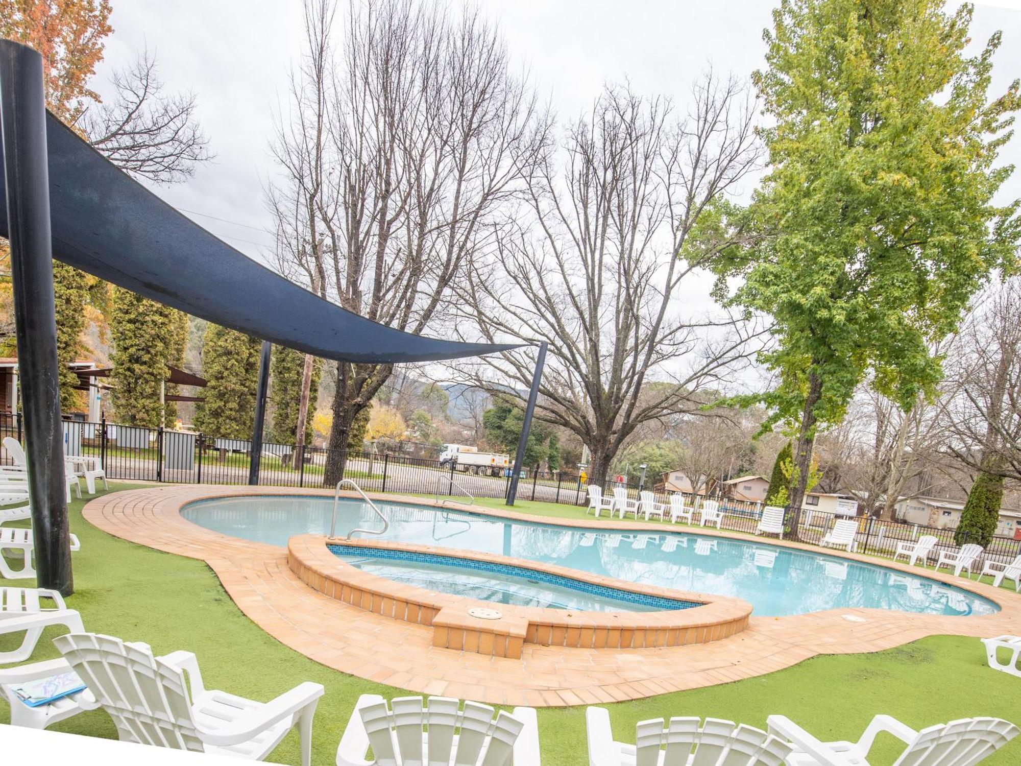 Nrma Bright Holiday Park Bagian luar foto